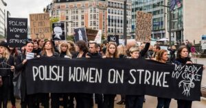 Polonya'da kadınlar, ülkede kürtajın tamamen yasaklanmasını öngören yasa tasarısını protesto etmek için greve çıktı.